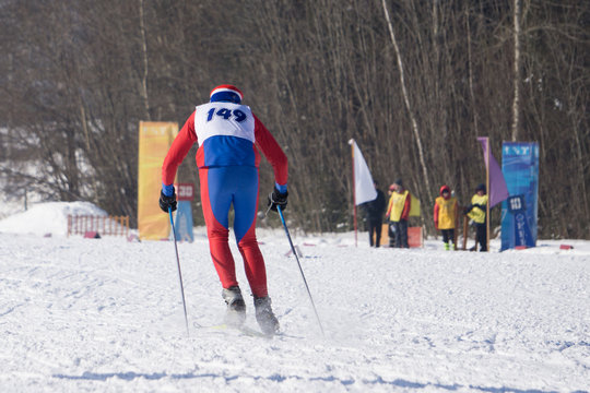 th participant will get to the finish line during the Junior ski race .