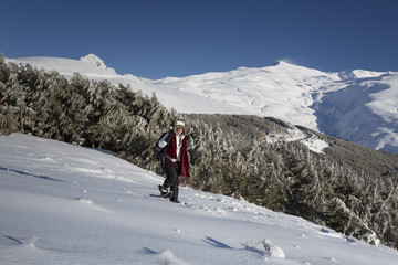 Fototapeta na wymiar Mujer joven disffrutando de la nieve en la montaña