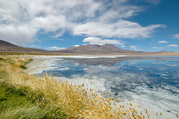 Laguna Capina, Reflektionen im Wasser, Berge im Hintergrund, Bolivien