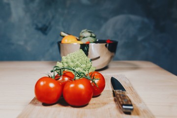 Kochen mit Romanesco und Tomaten