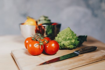 Kochen mit Romanesco und Tomaten