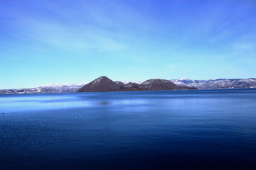 Plakat 残雪の北海道洞爺湖の風景