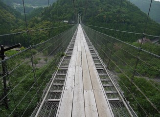 Fototapeta premium 谷瀬の吊り橋。十津川 奈良 日本。６月中旬。