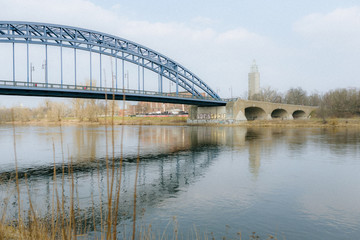 Fototapeta na wymiar gespiegelte Brücke