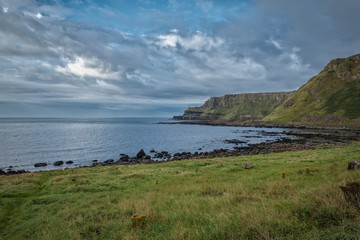 Giant's Causeway caratteristica formazione basaltica esagonale formatasi da antiche eruzioni vulcaniche al tramonto Bushmills Irlanda Europa