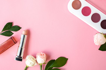 Obraz na płótnie Canvas Set cosmetics and flowers, women's style, pink background