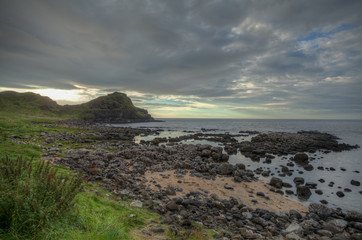 Giant's Causeway caratteristica formazione basaltica esagonale formatasi da antiche eruzioni vulcaniche al tramonto Bushmills Irlanda Europa