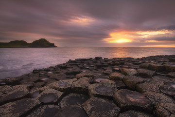 Giant's Causeway caratteristica formazione basaltica esagonale formatasi da antiche eruzioni vulcaniche al tramonto Bushmills Irlanda Europa