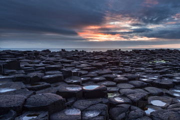 Giant's Causeway caratteristica formazione basaltica esagonale formatasi da antiche eruzioni...