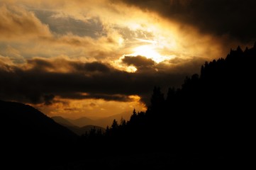 Nuages et soleil du soir montagne