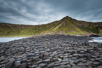 Giant's Causeway caratteristica formazione basaltica esagonale formatasi da antiche eruzioni vulcaniche al tramonto Bushmills Irlanda Europa