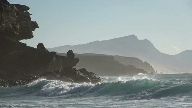 Riesenwellen an der Westk&uuml;ste von Fuerteventura, Surferparadies, Vulkaninsel, 4K