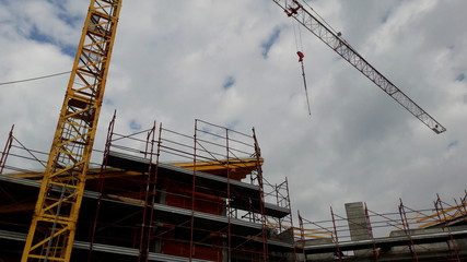 cantiere edile: ponteggio e gru 