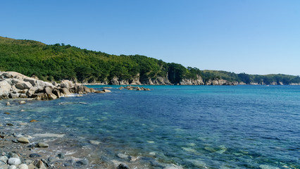 Obraz premium Beautiful blue water bay, crystal clean water, blue sky