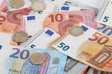 different euros are lying in the studio