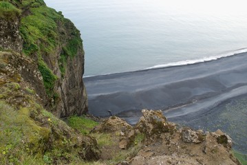 Küste mit schwarzem Lavastrand auf Island