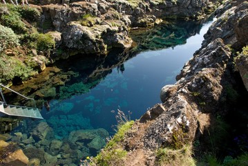 Fototapeta na wymiar Pingevellir, Island, Silfra Spalte mit tiefblauen wasser gefüllt