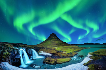 Fototapeta premium Northern Light, Aurora borealis w Kirkjufell w Islandii. Góry Kirkjufell w zimie.