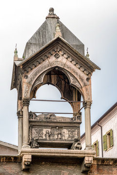 Funerary monument of Guglielmo di Castelbarco, Scaliger Tombs - Verona, italy © Jaroslav Moravcik