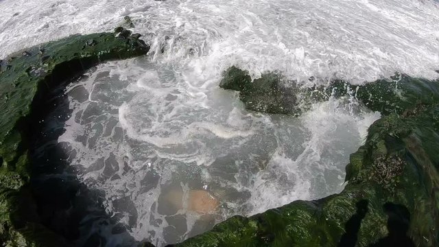 Wellen an Vulkangestein auf Fuerteventura, Kanaren, Spanien, Vulkaninsel, Meer, Atlantik