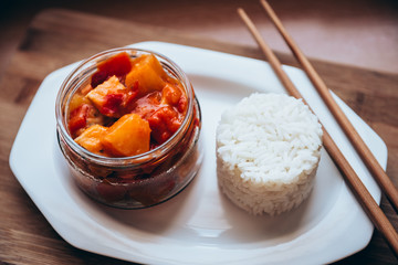 Chińskie danie z ryżem, kurczakiem i ananansem