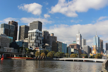Fototapeta na wymiar Skyline Melbourne am Yarra-Fluss