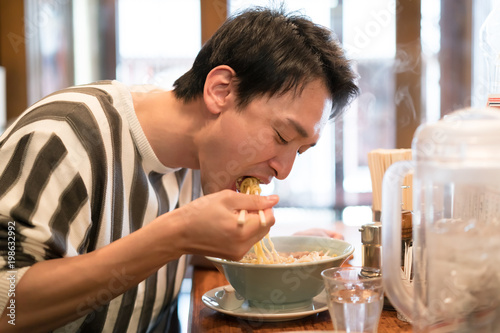 ラーメンを食べる男性 Wall Mural Wallpaper Murals Naka ラーメンを食べる男性 Wall Mural Wallpaper Murals Naka