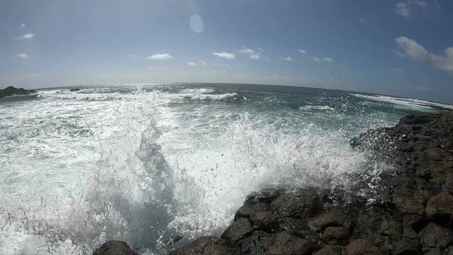 Riesenwellen an der Vulkank&uuml;ste bei El Cotillo, Fuerteventure, Kanaren, Spanien, Meer, Insel