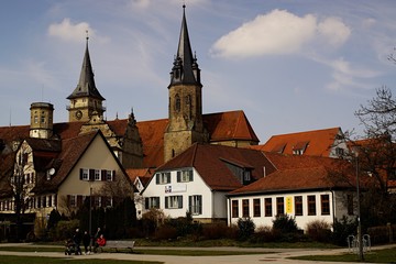 Fototapeta na wymiar Öhringen - ev. Stiftskirche m Blick v Stadtpark - Apis Öhringen rechts vorne