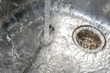 L&ouml;ffel mit Wasser sp&uuml;len