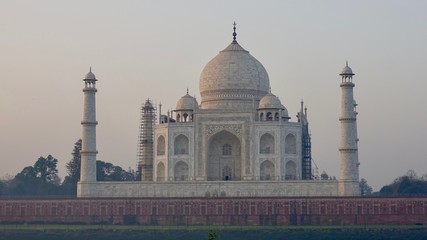 Fototapeta na wymiar Taj Mahal in der Morgendämmerung bei Sonnenaufgang