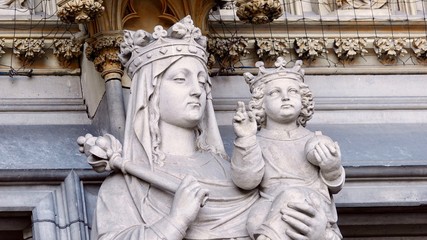 Steinmetzarbeiten im Portalbereich des Kölner Doms, Gotik