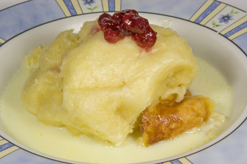 Dampfnudeln auf Teller serviert