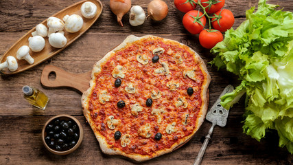 pizza fait maison tomate champignon olive noires et jambon 7