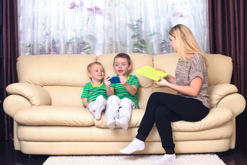 Obraz premium Mother is unhappy that the children play with the phone. 