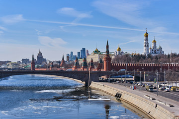 Obraz premium View of Moskva river and Kremlin from new floating bridge in Zaryadye park, Moscow, Russia