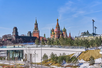 Obraz premium Gorgeous winter view on Kremlin from new and modern Zaryadye park in Moscow, Russia