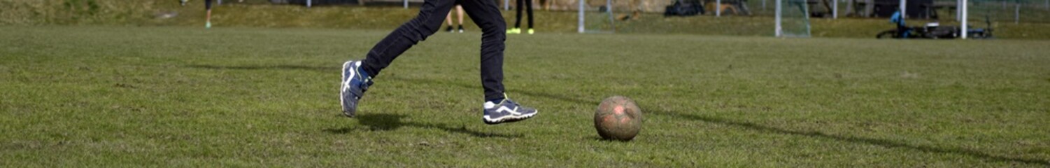 Fototapeta premium Kind beim Fußballspielen