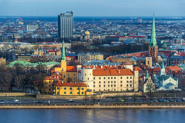 Fototapeta premium Panoramiczny widok na miasto Rygę, stolicę Łotwy