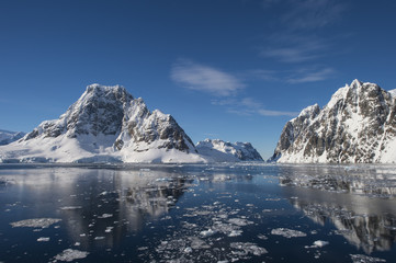 Fototapeta na wymiar Mountain view in Antarctica