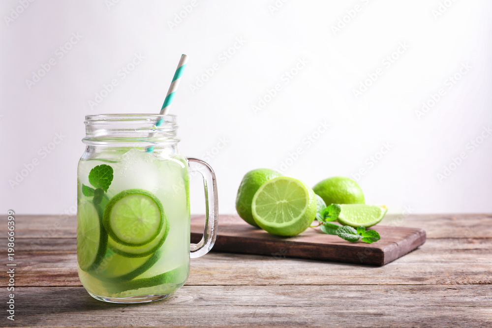 Aufkleber tasty lemonade with lime in mason jar on table