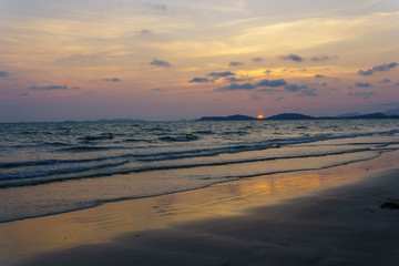 Obraz premium panorama landscape view of seascape and skyline with sun over the sea between the island and amazing twilight in the evening.