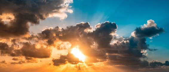 zonsonderganghemel - schilderachtige lucht en wolkenlandschap - zonneschijn door wolken