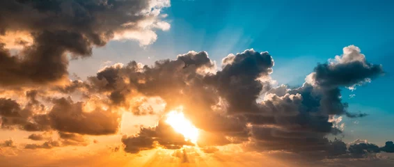 Zelfklevend Fotobehang Hemel zonsonderganghemel - schilderachtige lucht en wolkenlandschap - zonneschijn door wolken