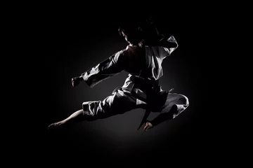 Foto op Plexiglas Vechtsport meisje dat karate uitoefent