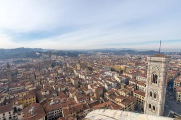 Fototapeta premium サンタ・マリア・デル・フィオーレ大聖堂のクーポラから見るフィレンツェの町並み
