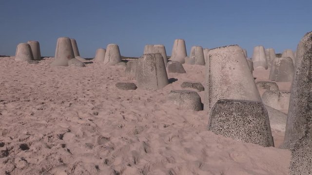 Tetrapod wave breakers at Sylt island, Germany. Tetrapoden auf Sylt.