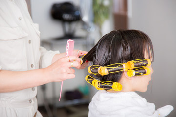 美容室でパーマをかける
