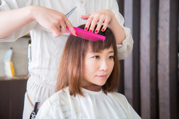 美容室と女性
