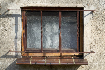 Fenster eines alten Hauses in der Innenstadt von Magdeburg